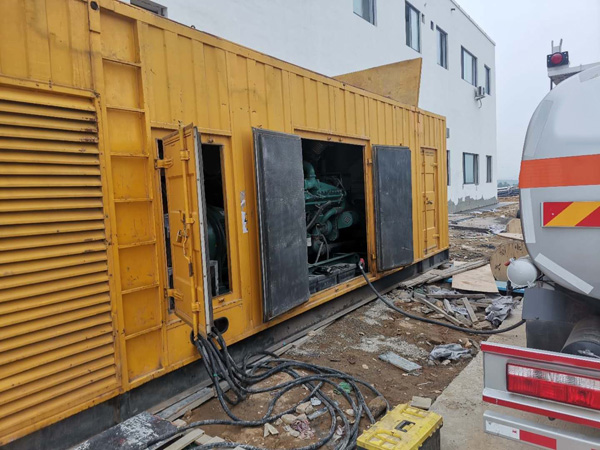 韶山如何在发电机出租合同中约定设备的维修和保养责任？